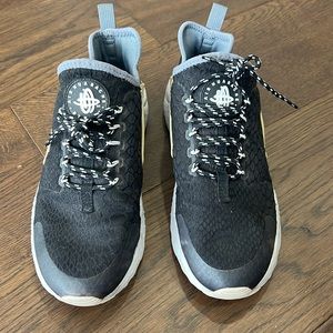 Womens Nike air huarache shoe size 9